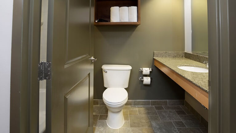 The bathroom in the Grand Bunk Bed Suite (Standard)